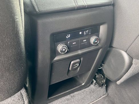 Used 2023 Chevrolet Traverse LT AWD/4WD image 28