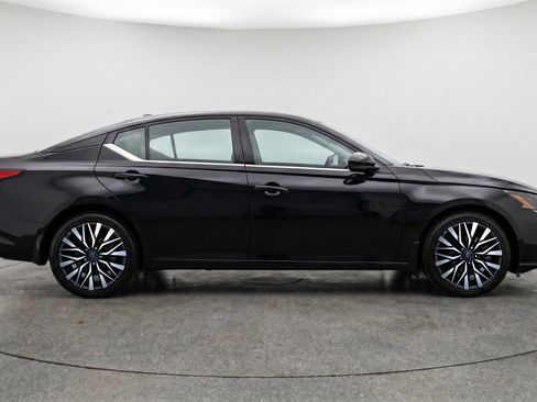 Used 2025 Nissan Altima 2.5 SV FWD image 11