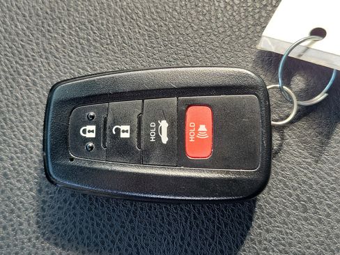 Used 2020 Toyota Camry XLE image 33