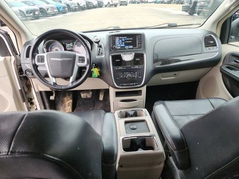 Used 2014 Chrysler Town & Country Touring image 17