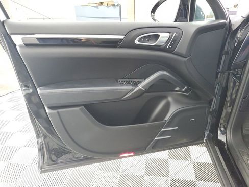 Used 2018 Porsche Cayenne Platinum Edition w/ Premium Package image 27