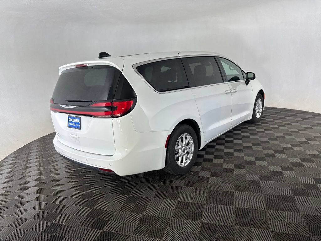 Used 2023 Chrysler Pacifica Touring-L FWD image 5