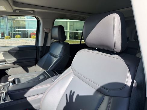 Used 2025 Ford Expedition Active image 10