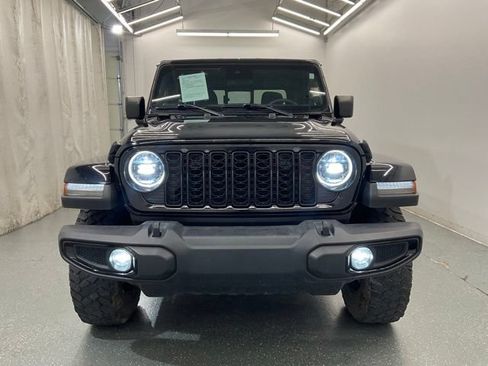 Used 2024 Jeep Gladiator Sport AWD/4WD image 3