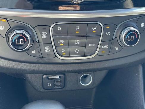 Used 2023 Chevrolet Traverse Premier FWD image 30
