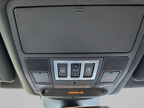 Used 2019 Land Rover Discovery HSE image 26