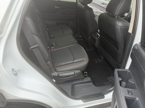 Certified 2025 Nissan Pathfinder SL FWD image 29