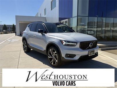 Used 2022 Volvo XC40 T4 R-Design w/ Advanced Package