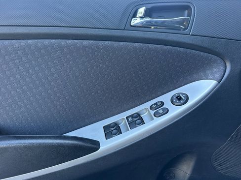 Used 2012 Hyundai Accent SE FWD image 12