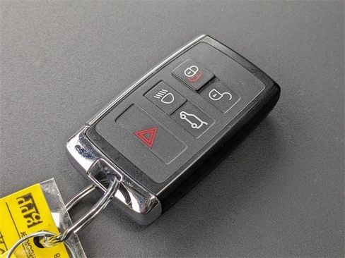 Used 2024 Land Rover Discovery S image 33