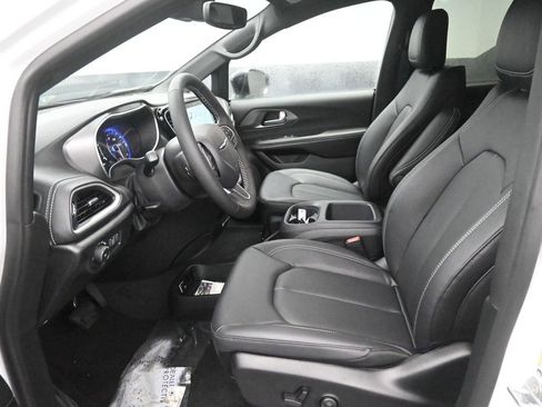 New 2026 Chrysler Pacifica Select image 10
