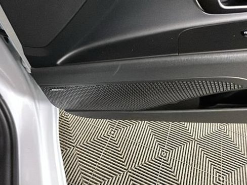 Certified 2025 Hyundai Elantra Limited FWD image 32