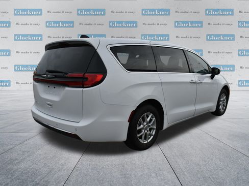 Used 2023 Chrysler Pacifica Touring FWD image 6