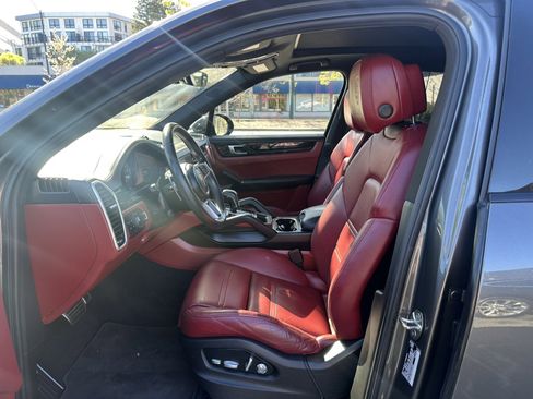 Used 2019 Porsche Cayenne S w/ Premium Plus Package image 18