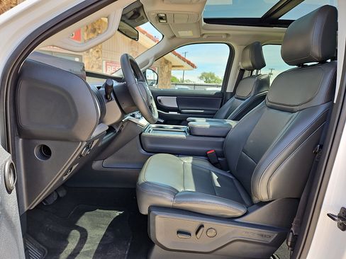 Used 2025 Ford Expedition Active image 11