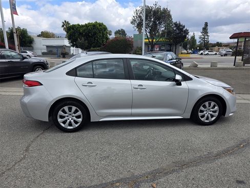 Used 2022 Toyota Corolla LE image 4
