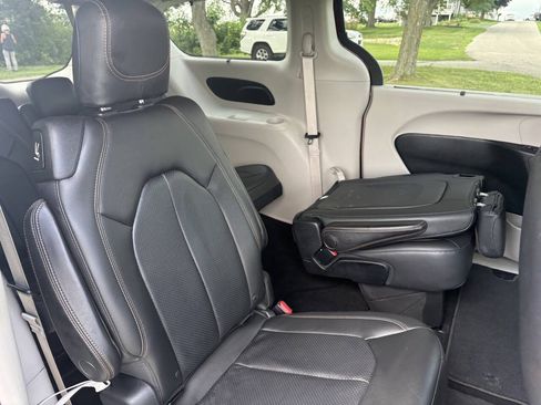 Used 2018 Chrysler Pacifica Touring-L FWD image 34