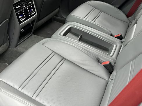 Certified 2022 Porsche Cayenne Platinum Edition image 19