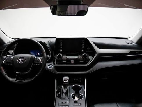 Used 2021 Toyota Highlander XLE image 27
