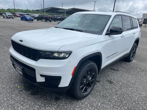 New 2025 Jeep Grand Cherokee L Altitude image 4