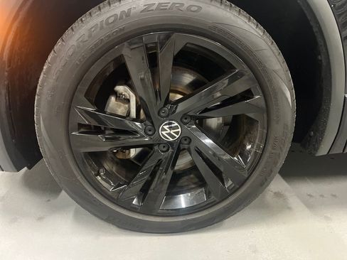 Used 2023 Volkswagen Tiguan SE R-Line image 4