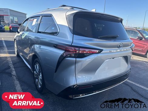 Used 2023 Toyota Sienna Platinum FWD image 8