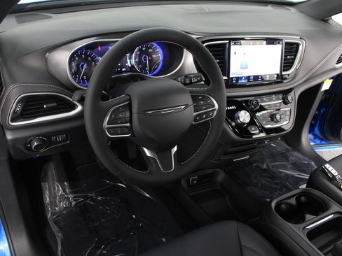 New 2027 Chrysler Pacifica Select FWD image 8