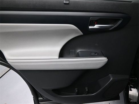 Used 2022 Toyota Highlander XLE image 25