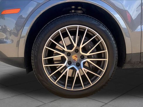 Used 2022 Porsche Cayenne AWD/4WD image 11