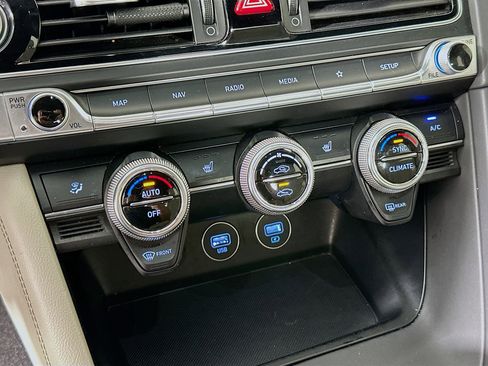 Used 2022 Genesis G70 2.0T image 24