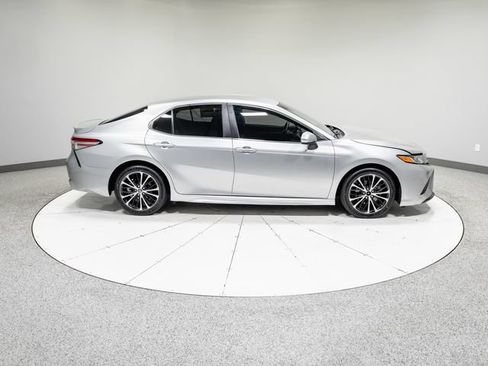 Used 2018 Toyota Camry SE FWD image 6