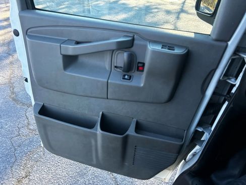 Used 2017 GMC Savana 3500 image 18