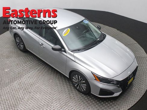 Used 2024 Nissan Altima 2.5 SV image 3