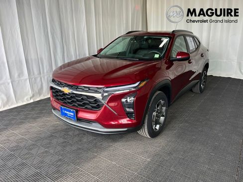 Used 2024 Chevrolet Trax LT FWD image 1