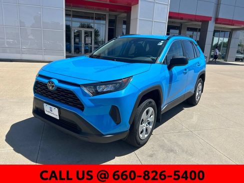 Used 2021 Toyota RAV4 LE AWD/4WD image 2