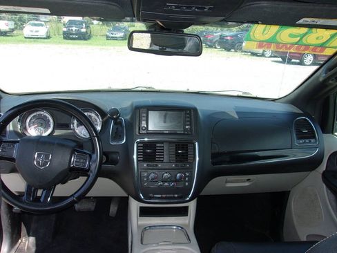 Used 2019 Dodge Grand Caravan SXT FWD image 13