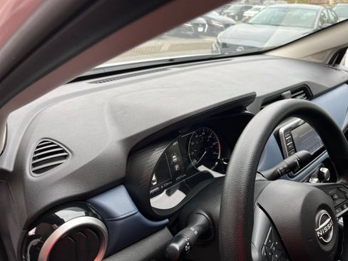 Used 2025 Nissan Versa SV FWD image 33
