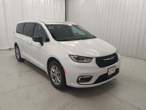 New 2026 Chrysler Pacifica Select image 5