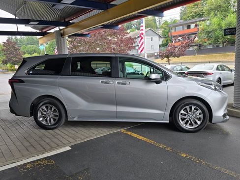 Used 2024 Toyota Sienna LE AWD/4WD image 4
