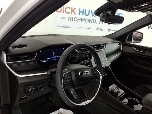 Used 2023 Jeep Grand Cherokee Altitude AWD/4WD image 13