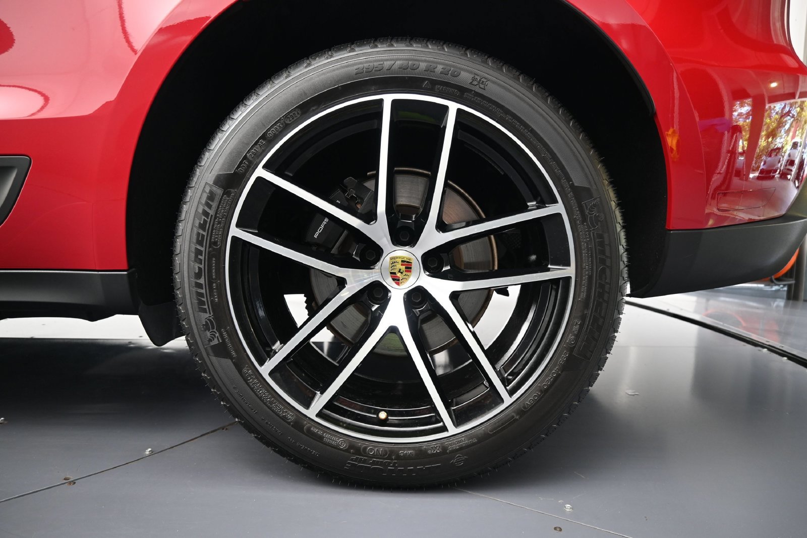 Certified 2025 Porsche Macan AWD/4WD image 34