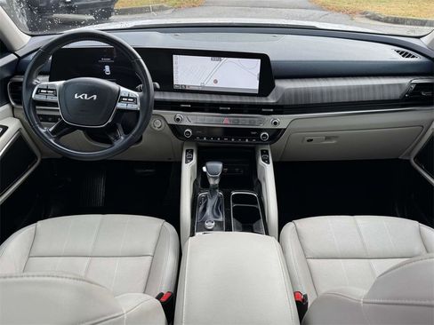 Used 2024 Kia Telluride EX w/ EX Captain's Chair Package image 3