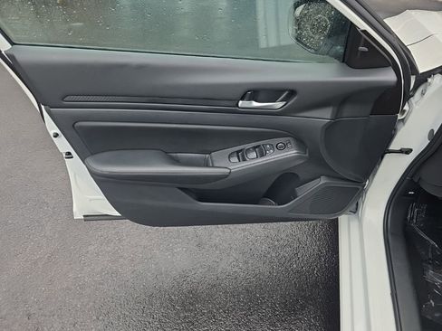 Used 2025 Nissan Altima 2.5 SV FWD image 10