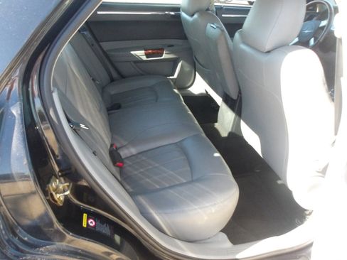 Used 2006 Chrysler 300 C w/ Protection Group II image 8