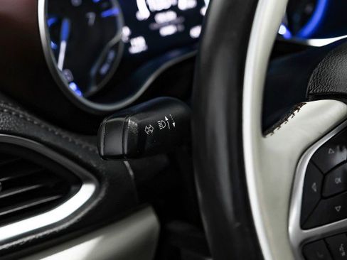 Used 2020 Chrysler Pacifica Limited image 16