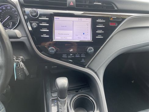 Used 2019 Toyota Camry SE image 18