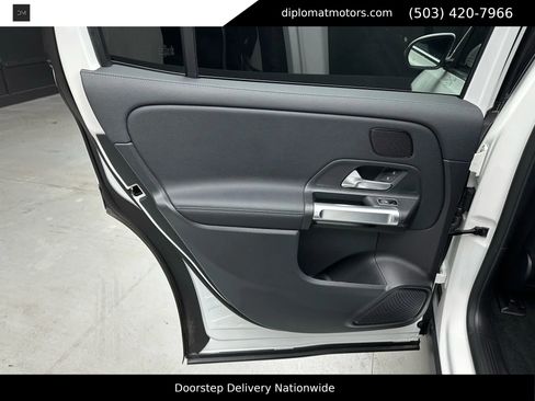 Used 2024 Mercedes-Benz EQB 300 4MATIC image 25