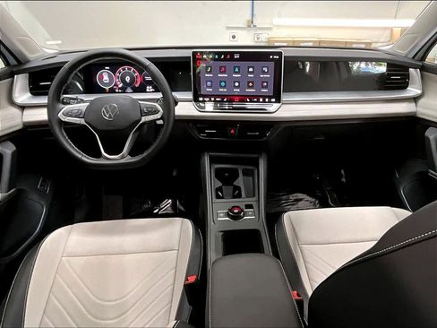 Certified 2025 Volkswagen Tiguan SE image 17