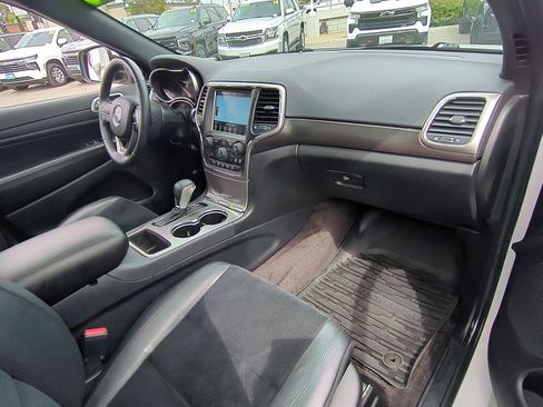 Used 2018 Jeep Grand Cherokee Altitude RWD image 29