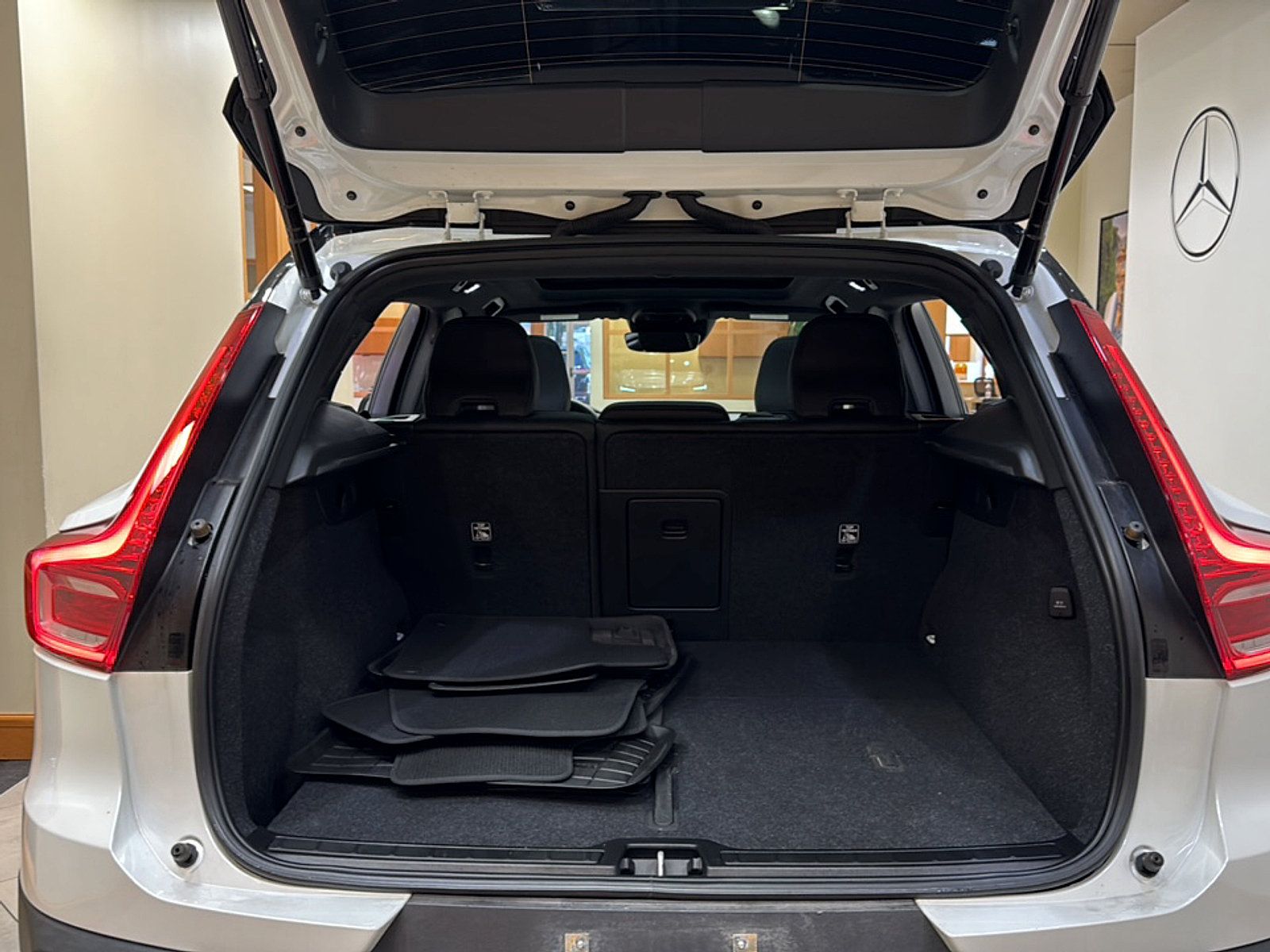 Used 2022 Volvo XC40 T5 R-Design AWD/4WD image 22